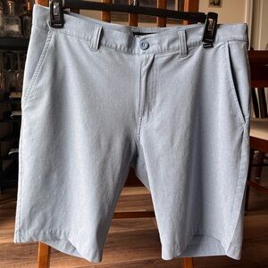 Travis Mathew Men’s Light Blue Golf Short! 33” waist, 9 inch inseam! Easy Care!